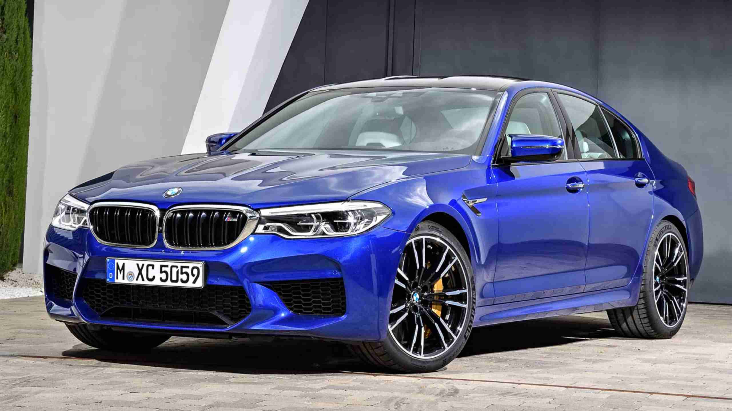 2017-BMW-G30-M5-Unveiled-1